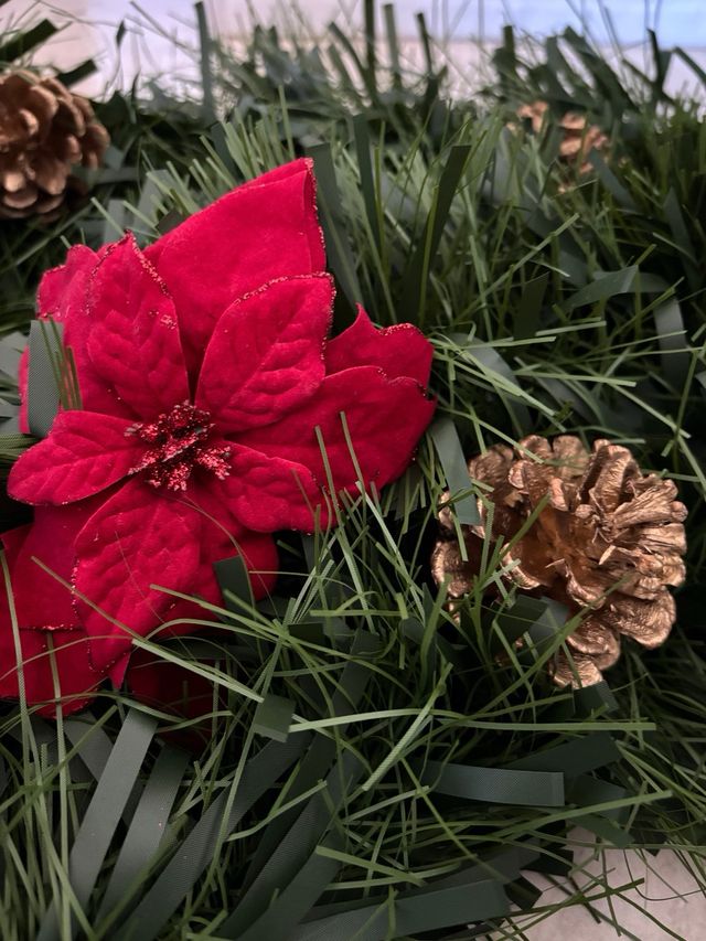Guirnalda Navideña Flores Rojas y Piñas
