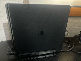 PS4 con cargador y mando camuflaje
