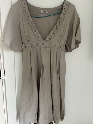 Vestido color topo con escote pico