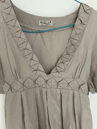 Vestido color topo con escote pico