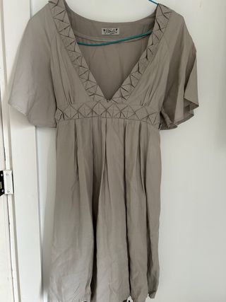 Vestido color topo con escote pico