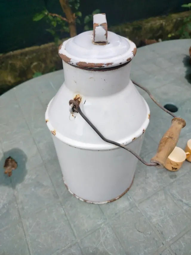 Vecchia lattiera smaltata bianca