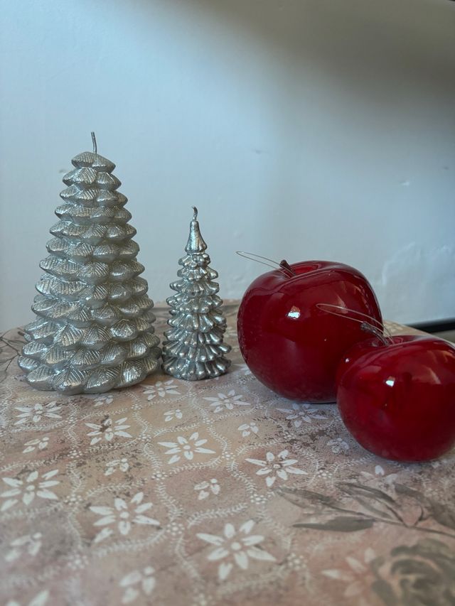 Velas árbol Navidad y manzanas decorativas