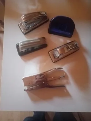 Lote de 4 Grapadoras y una taladradora.