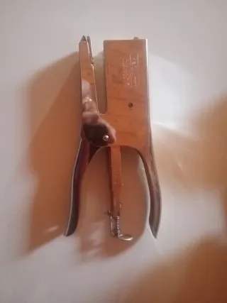 Lote de 4 Grapadoras y una taladradora.