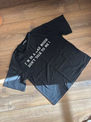 Camiseta negra manga corta con abertura