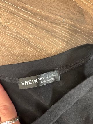 Camiseta negra manga corta con abertura