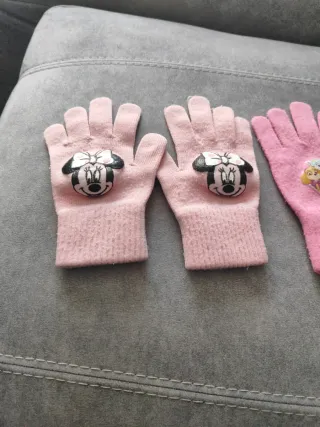 Guantes niña Minnie y Paw Patrol 3€  cada uno