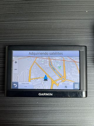 Navegador GPS Garmin con accesorios