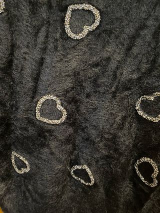Jersey negro pelo con corazones brillantes