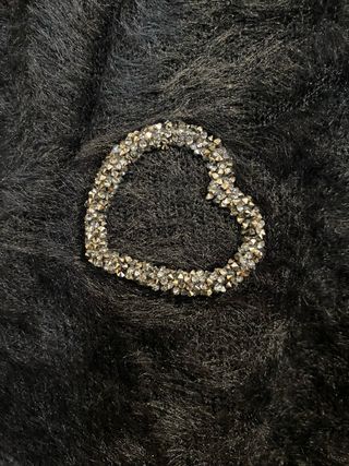 Jersey negro pelo con corazones brillantes