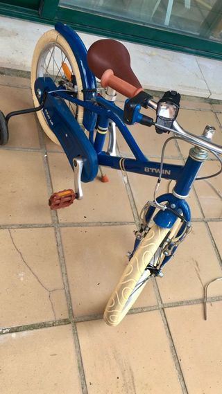 Bicicleta infantil azul con ruedines