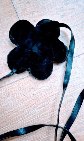Cintura in pelle nera a forma di fiore