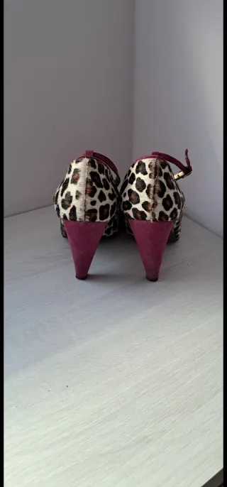Zapatos Albano tacón estampado leopardo y morado