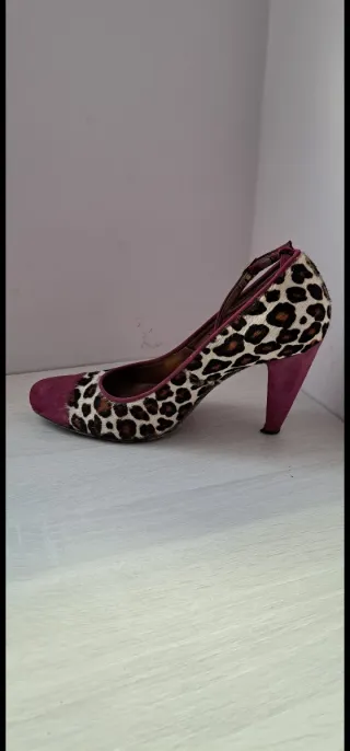 Zapatos Albano tacón estampado leopardo y morado