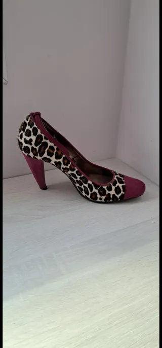 Zapatos Albano tacón estampado leopardo y morado