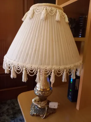 Lámpara de mesa bronce y tela beige