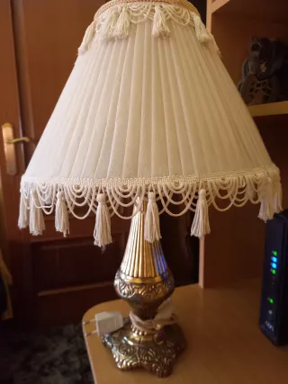 Lámpara de mesa bronce y tela beige