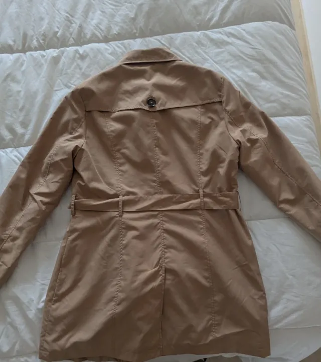 Gabardina corta mujer beige