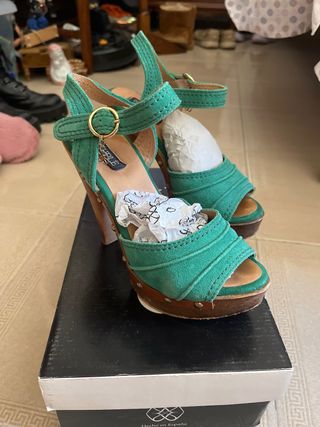 Tacones Cuplé Verdes Tachuelas Doradas