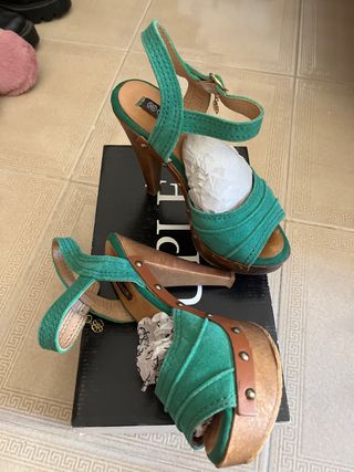 Tacones Cuplé Verdes Tachuelas Doradas