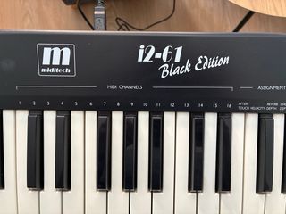 Teclado MIDI 61 teclas midiTech i2-61 black editio