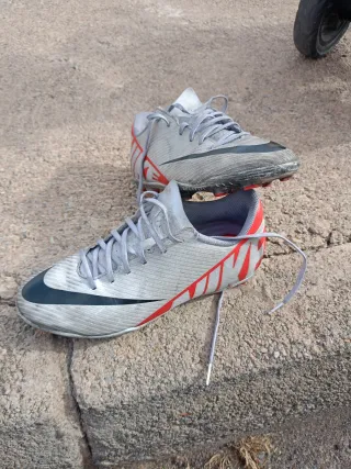 Zapatos de fútbol Nike plateados y rojos