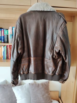 Chaqueta de cuero marrón estilo aviador