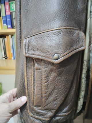 Chaqueta de cuero marrón estilo aviador