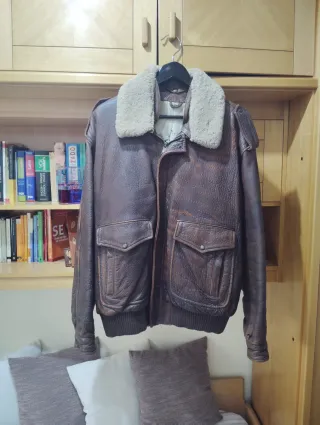 Chaqueta de cuero marrón estilo aviador