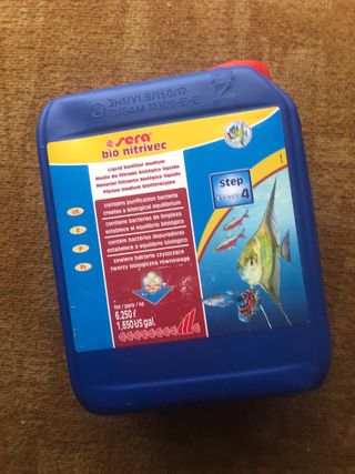 Acuario completo con decoración de barco pirata.