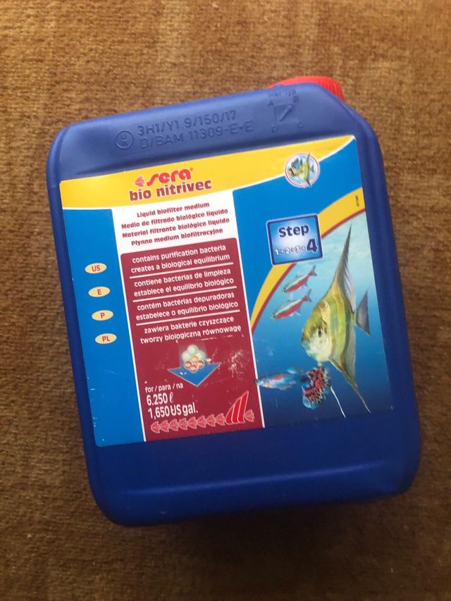 Acuario completo con decoración de barco pirata.