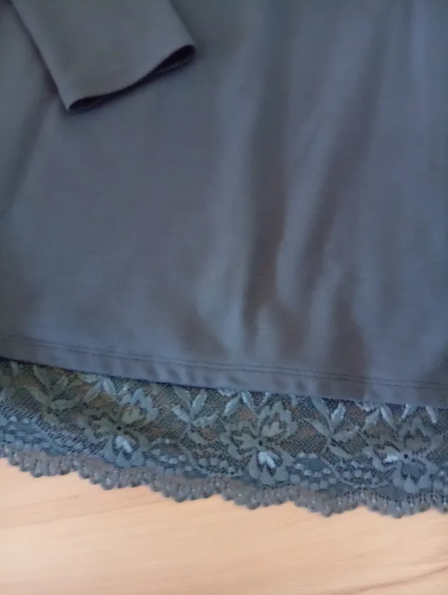 Vestido gris con encaje