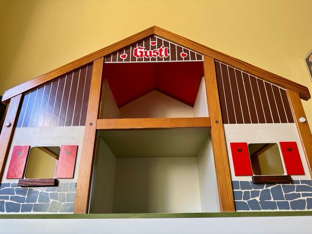 Casa de muñecas antigua Gust’l + muebles de madera