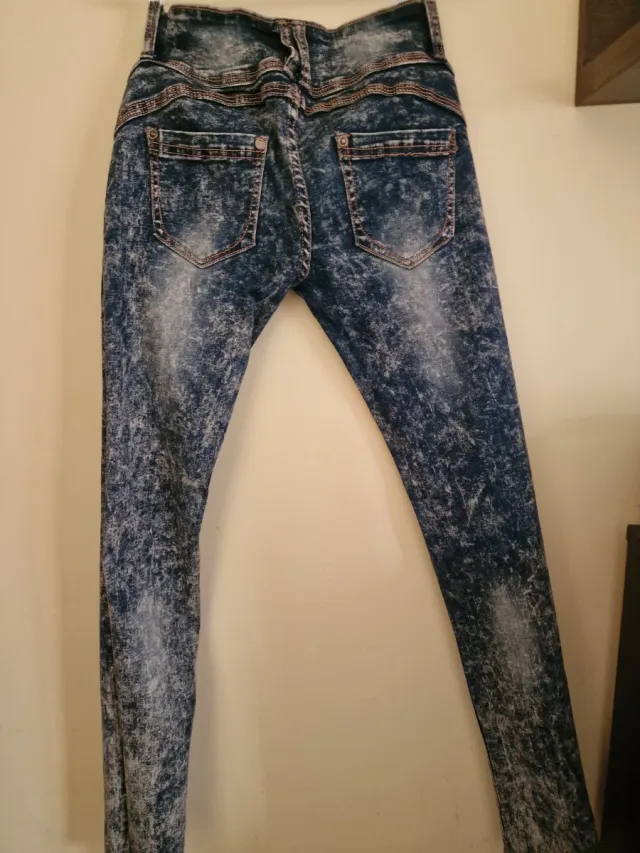 Vaqueros talle bajo con pedrería