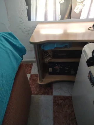 Escritorio de madera y plástico