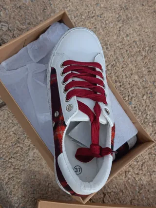 Zapatillas blancas y rojas talla 37