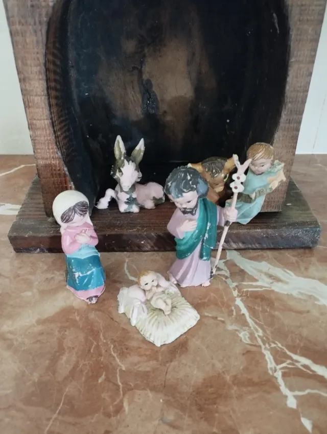 22 figuras antiguas, 2 belenes + portal de madera