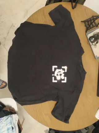 Camiseta negra con diseño blanco Comfort