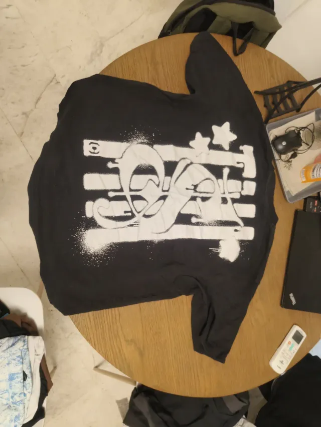 Camiseta negra con diseño blanco Comfort