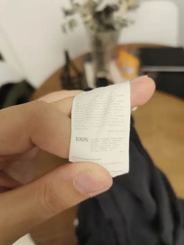 Camiseta negra con diseño blanco Comfort