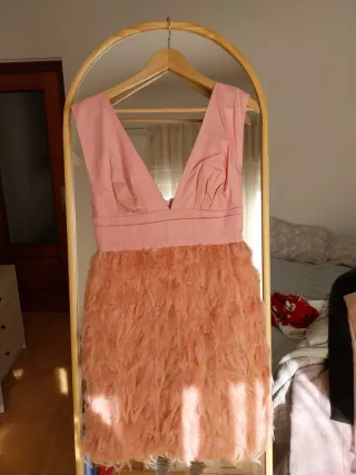 Vestido de fiesta rosa con plumas
