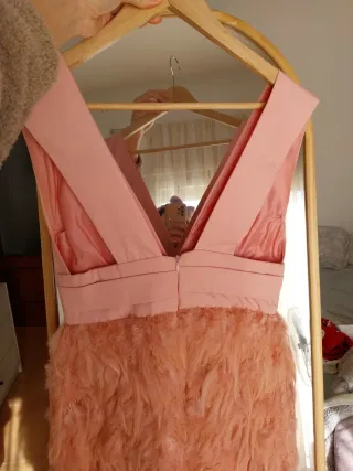 Vestido de fiesta rosa con plumas