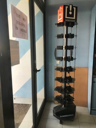 Expositor DE BOLSILLO negro alto 2,10m