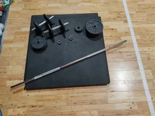 Set de pesas y barra de Decathlon