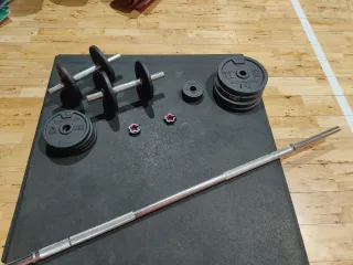 Set de pesas y barra de Decathlon