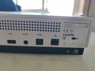 Xbox One S All-Digital. Con cables, sin mando.