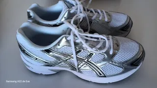 Zapatillas Asics plateadas y blancas T.44