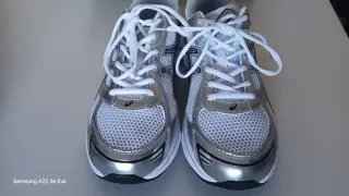 Zapatillas Asics plateadas y blancas T.44