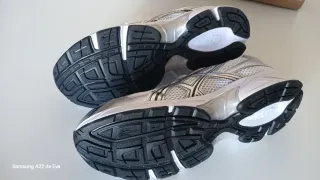 Zapatillas Asics plateadas y blancas T.44